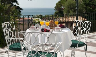 每日供应自助式早餐（每人 EUR 20）