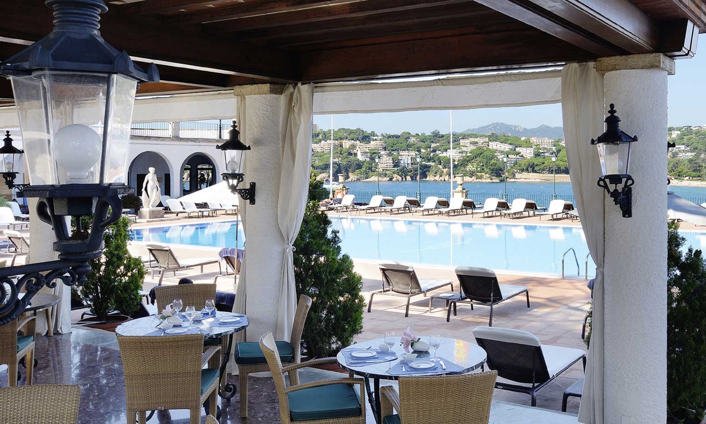 2 restaurants, lunch served