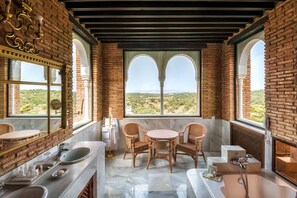 Suite de lujo, terraza | Baño | Bañera y ducha independientes y bañera profunda