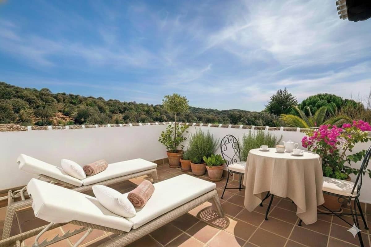 1 bedroom, Egyptian cotton sheets, premium bedding, memory foam beds