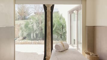 Sauna, hot tub, steam room, Turkish bath, body treatments, hydrotherapy