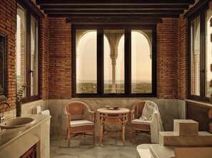 Suite de luxe, terrassa | 1 dormitori, llençols de cotó egipci i roba de llit d'alta qualitat 
