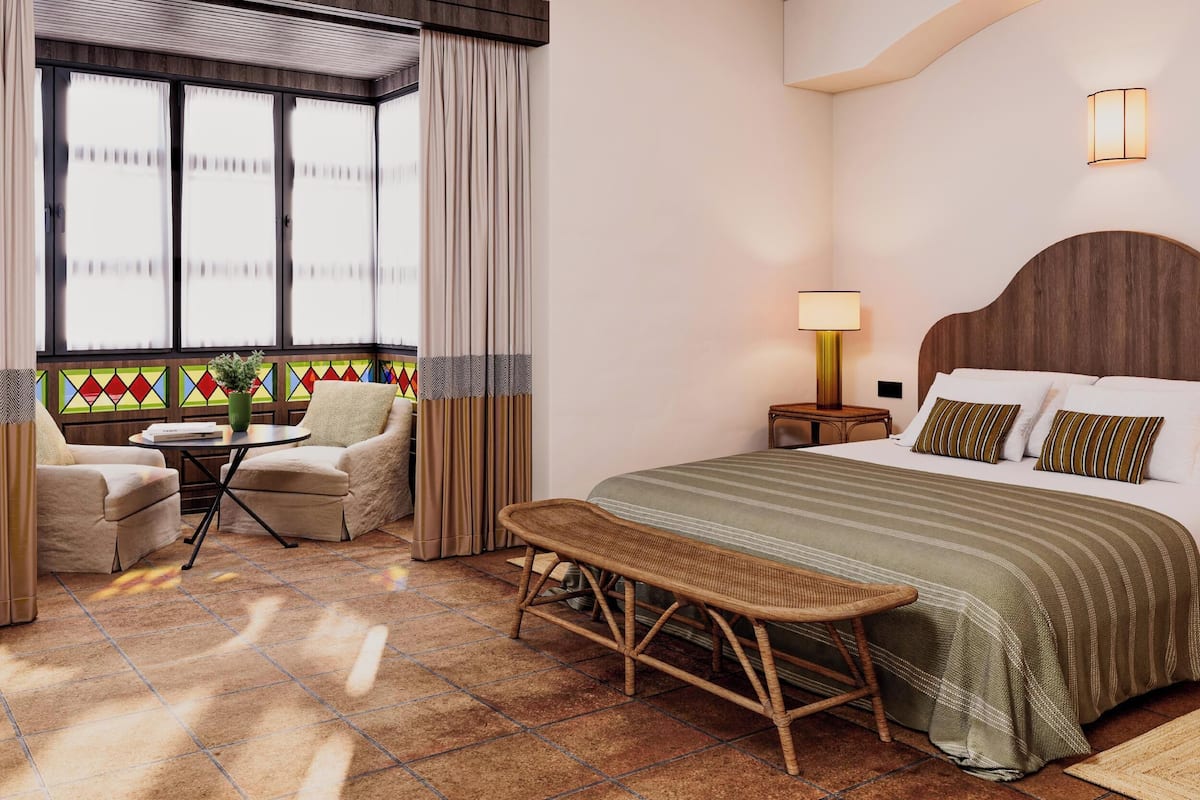 1 bedroom, Egyptian cotton sheets, premium bedding, memory foam beds