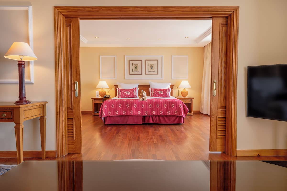 1 bedroom, down duvets, minibar, in-room safe