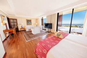 Suite junior, vistas al mar (Ambassador) | Ropa de cama hipoalergénica, edredones de plumas, minibar y caja fuerte
