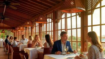 4 restaurants, serveren ontbijt, lunch, diner, Spaanse gerechten