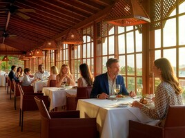 4 restaurantes; se sirve desayuno, almuerzo y cena; cocina española