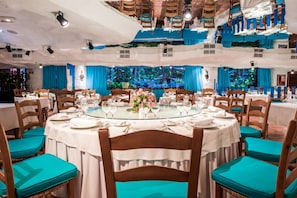 4 restaurants, breakfast, lunch, dinner served; Spanish cuisine