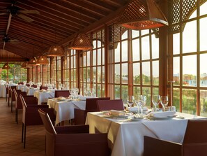 4 間餐廳；供應早餐、午餐、晚餐；西班牙菜