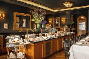 朝食 (ビュッフェ)、平日に提供 (1 名様 55 CHF)