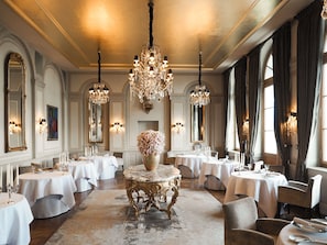 Lunch and dinner served, international cuisine