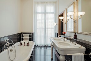 Room (City King Room) | Bathroom | Designer toiletries, hair dryer, bathrobes, slippers - Grand Hotel Les Trois Rois (Basel)