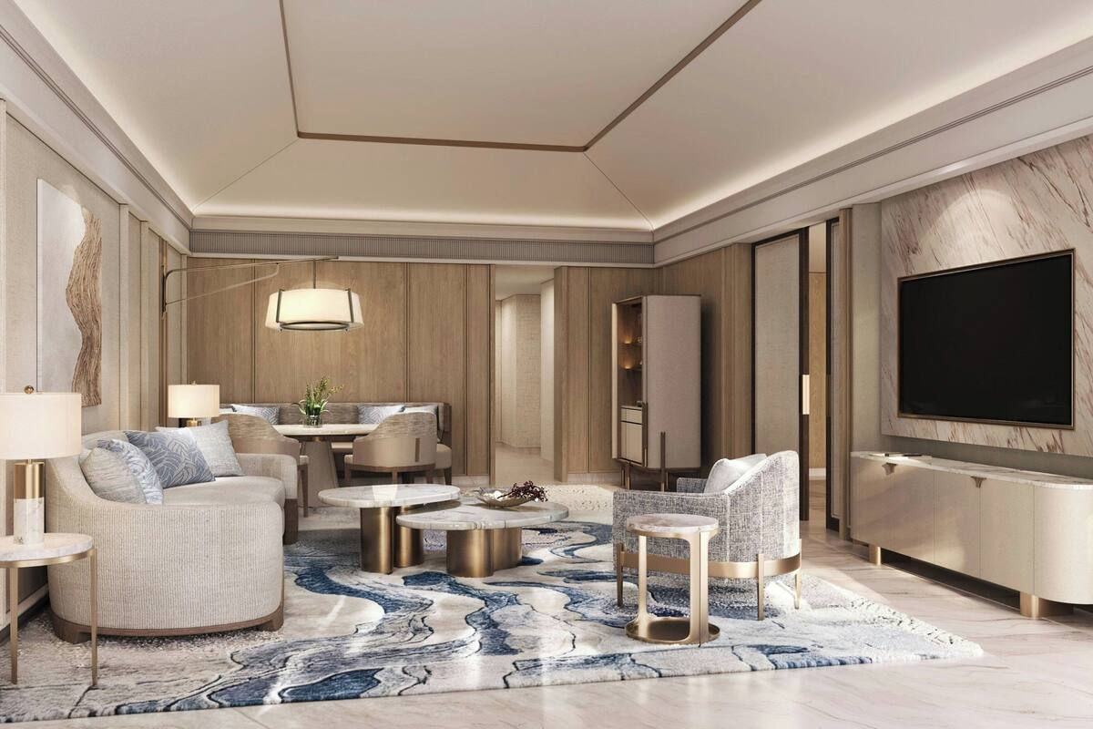 Un salon moderne comprenant un canapé, des fauteuils, une table basse, un téléviseur et une cheminée.