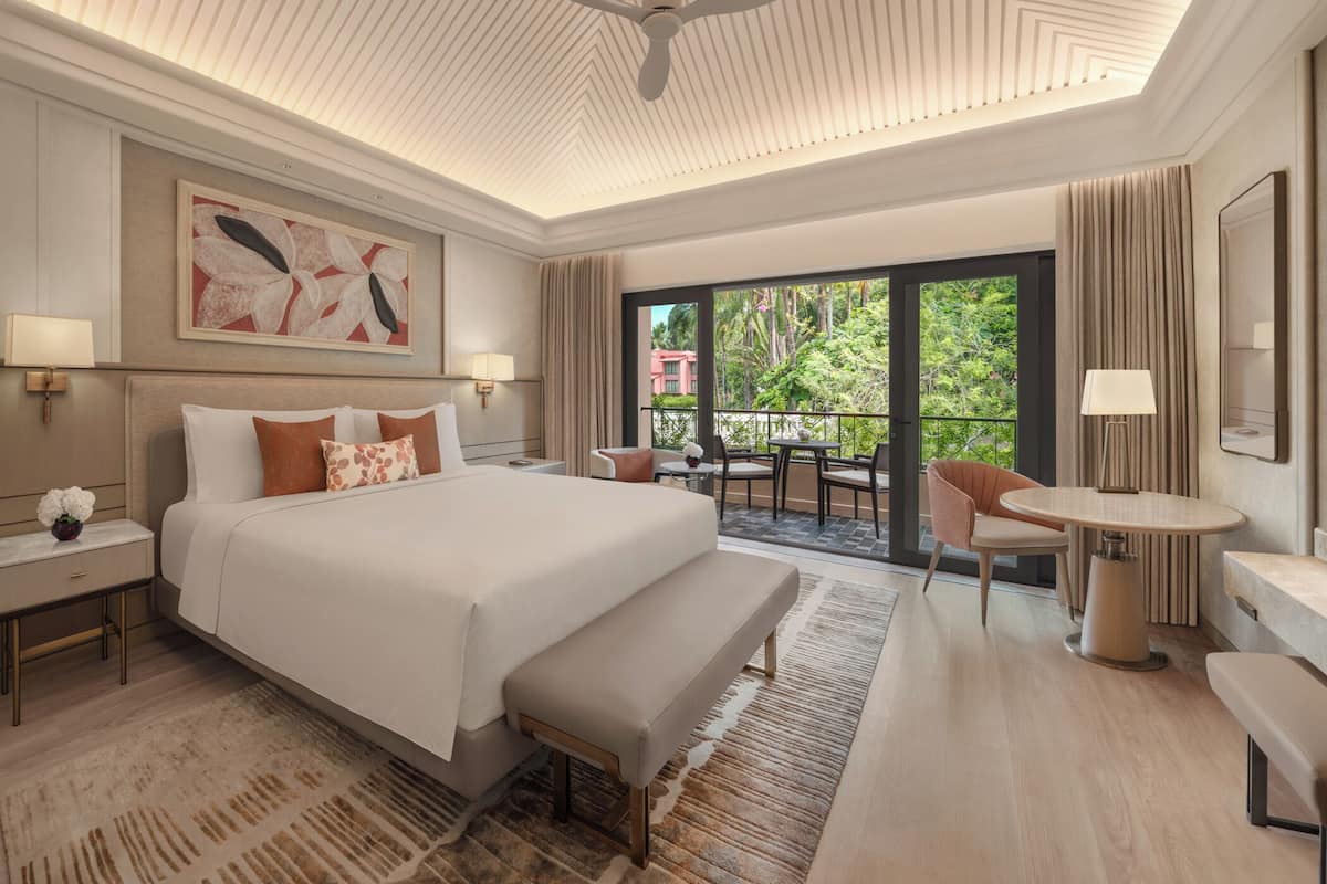 Roupas de cama premium, edredons de pluma, camas Tempur-Pedic, frigobar