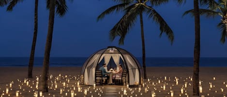 5 か所のレストラン、朝食、ランチ、ディナーに営業 (多国籍料理)