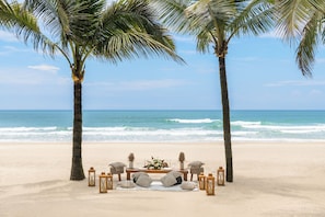 Privatstrand, weißer Sandstrand, Liegestühle, Sonnenschirme