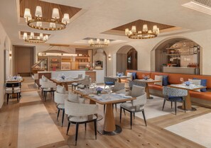 5 restaurantes; se sirven desayunos, comidas, cenas y brunch