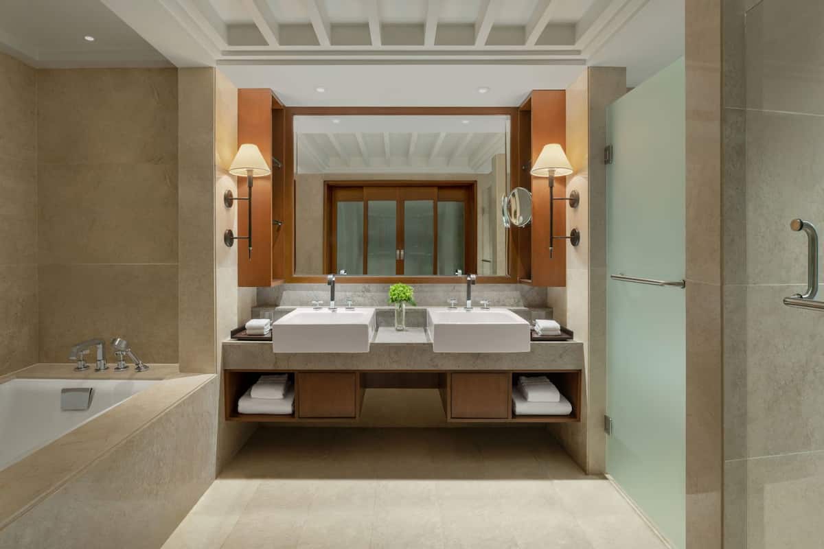 Badewanne und Dusche (separat), Komfortbadewanne, Regendusche