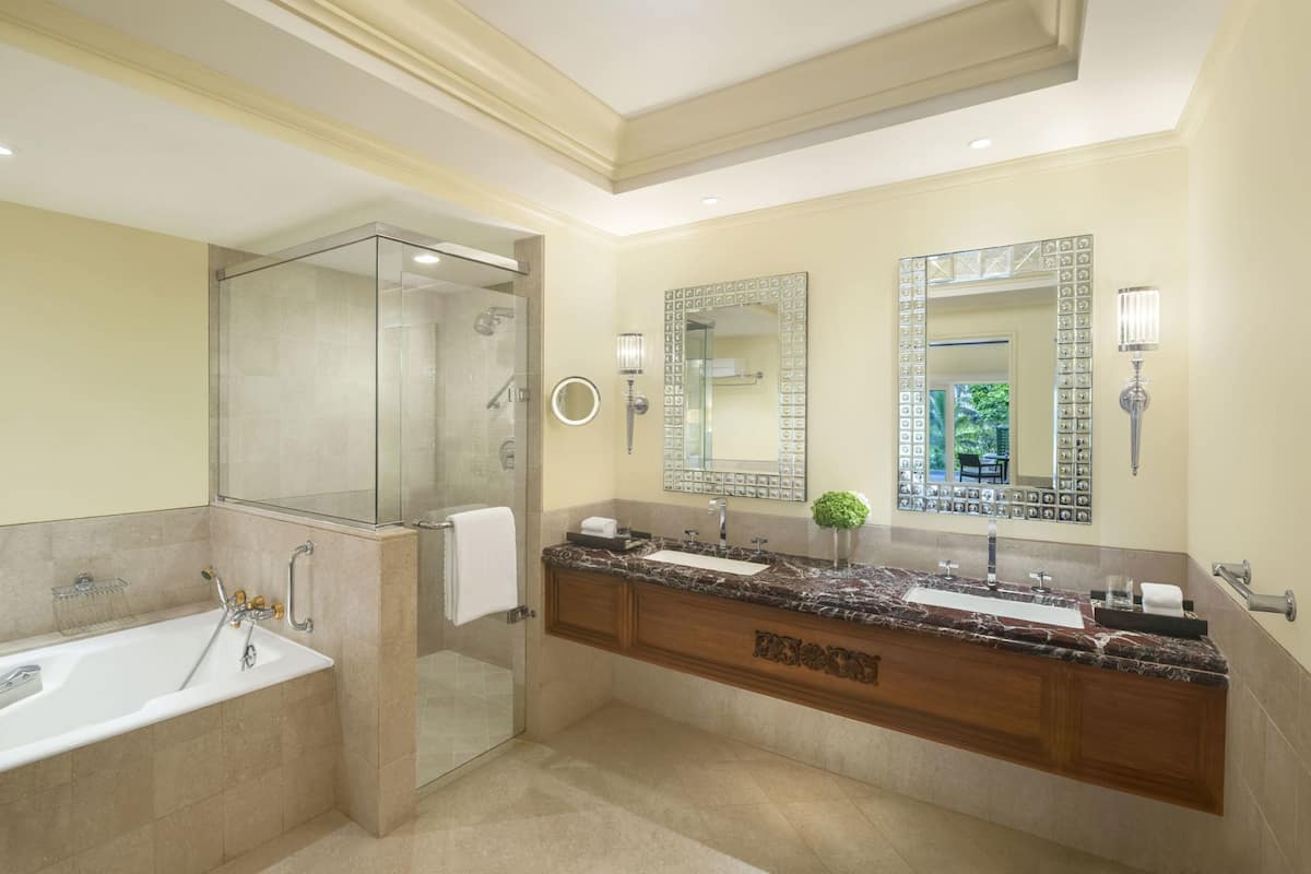 Badezimmer | Badewanne und Dusche (separat), Komfortbadewanne, Regendusche