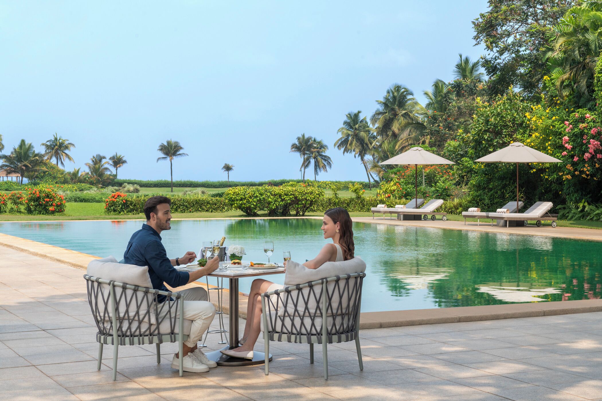 5 restaurants; breakfast, lunch, dinner, and brunch served