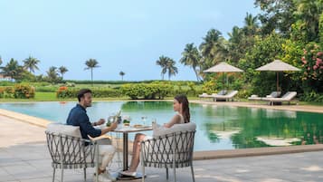 5 restaurants; breakfast, lunch, dinner, and brunch served