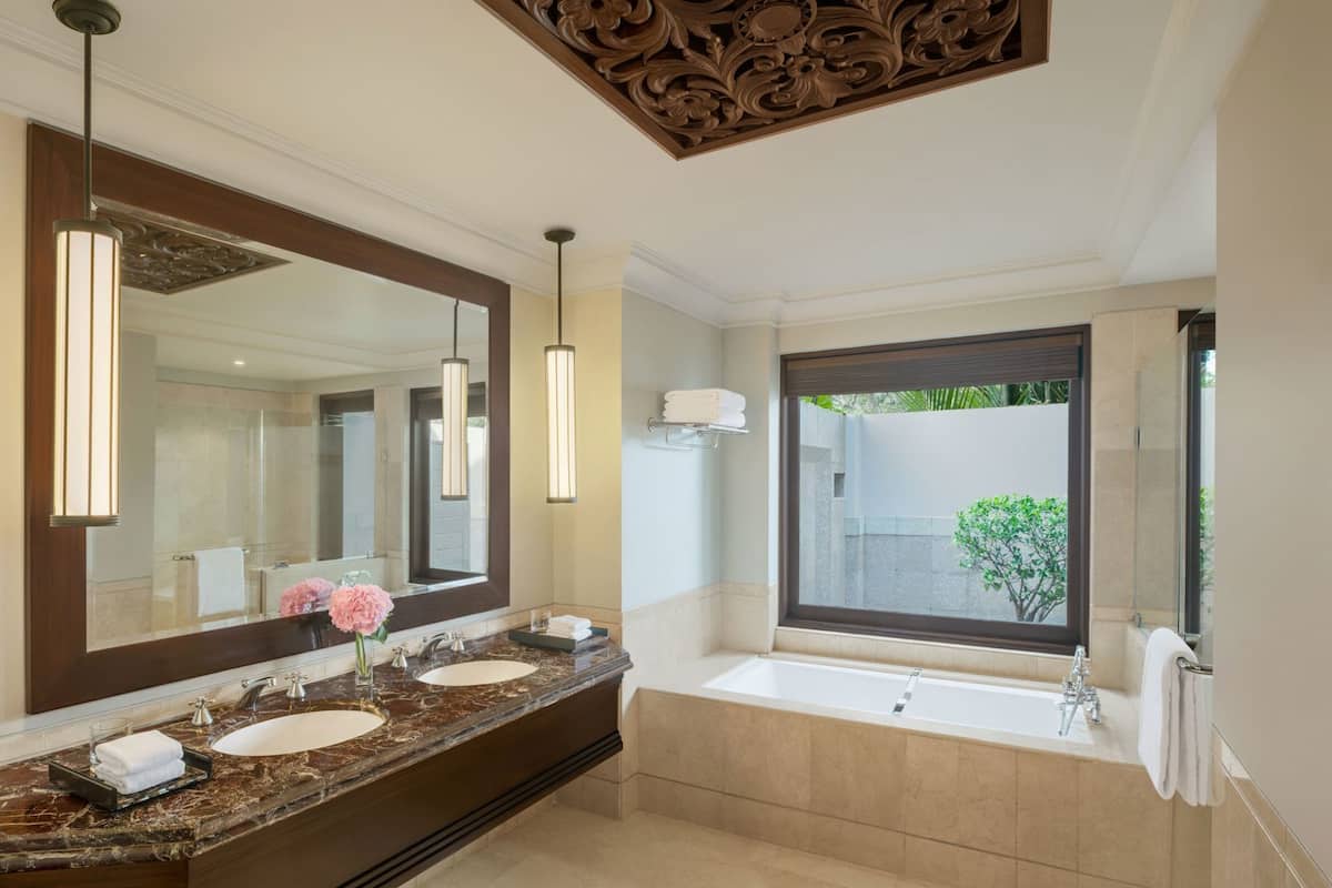 Badezimmer | Badewanne und Dusche (separat), Komfortbadewanne, Regendusche