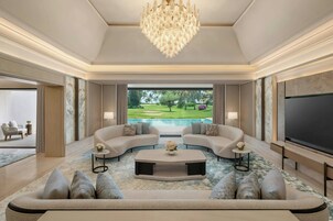 Villa presidencial, 3 habitaciones, piscina privada, vistas al campo de golf | Sala de estar | Una televisión LCD, un futbolín, una mesa de tenis de mesa, libros