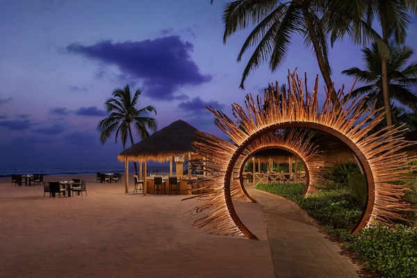 2 bars/lounges, 2 poolside bars, beach bar