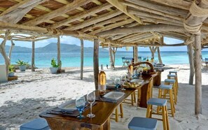 Outdoor dining - Petit St. Vincent Resort (Petit St. Vincent)