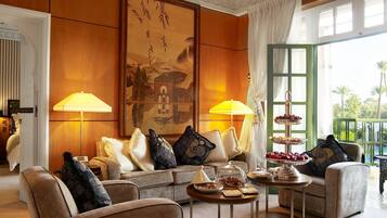 Svit (MARQUETERIE) | Vardagsrum | Tv och en iPod-dockningsstation