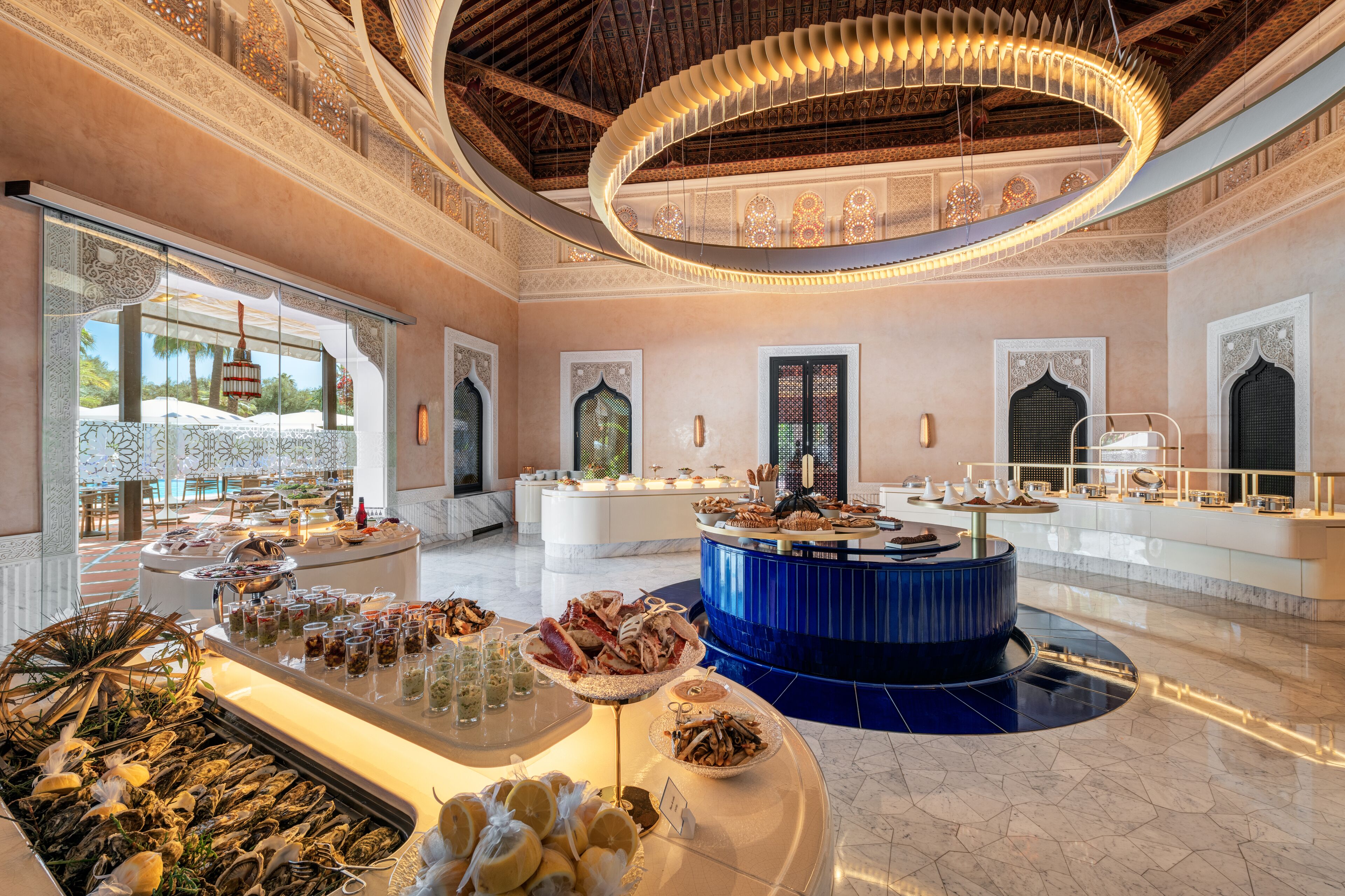 Un espace buffet luxueux proposant une grande variété de fruits de mer et de fruits frais, un décor de plafond élégant et une disposition spacieuse.