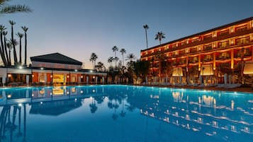 Piscina interna, piscina externa, guarda-sóis, espreguiçadeiras