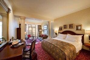 Minibar, két bảo mật tại phòng, khu vực làm việc phù hợp cho laptop 