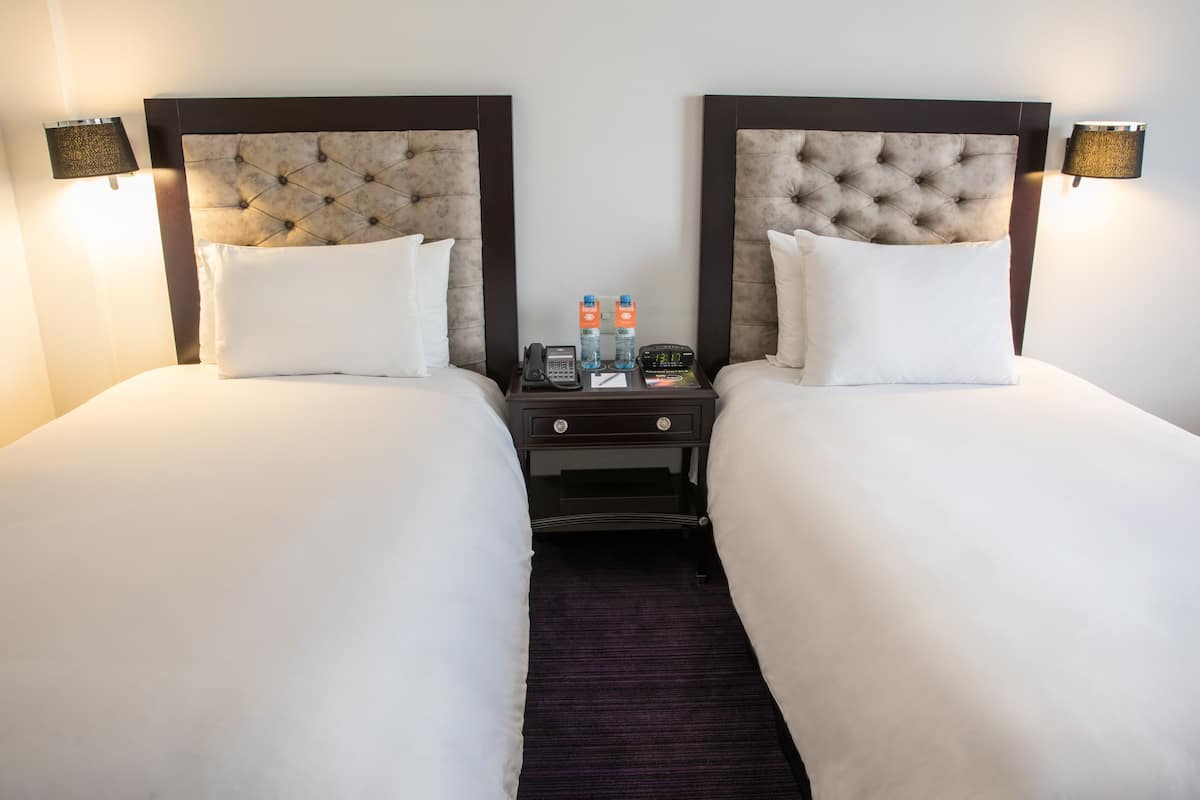 Allergiatestatut vuodevaatteet, minibaari, tallelokero huoneessa