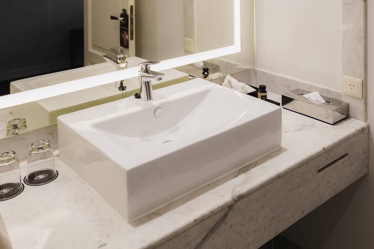 Allergivenligt sengetøj, minibar, pengeskab på værelset, skrivebord