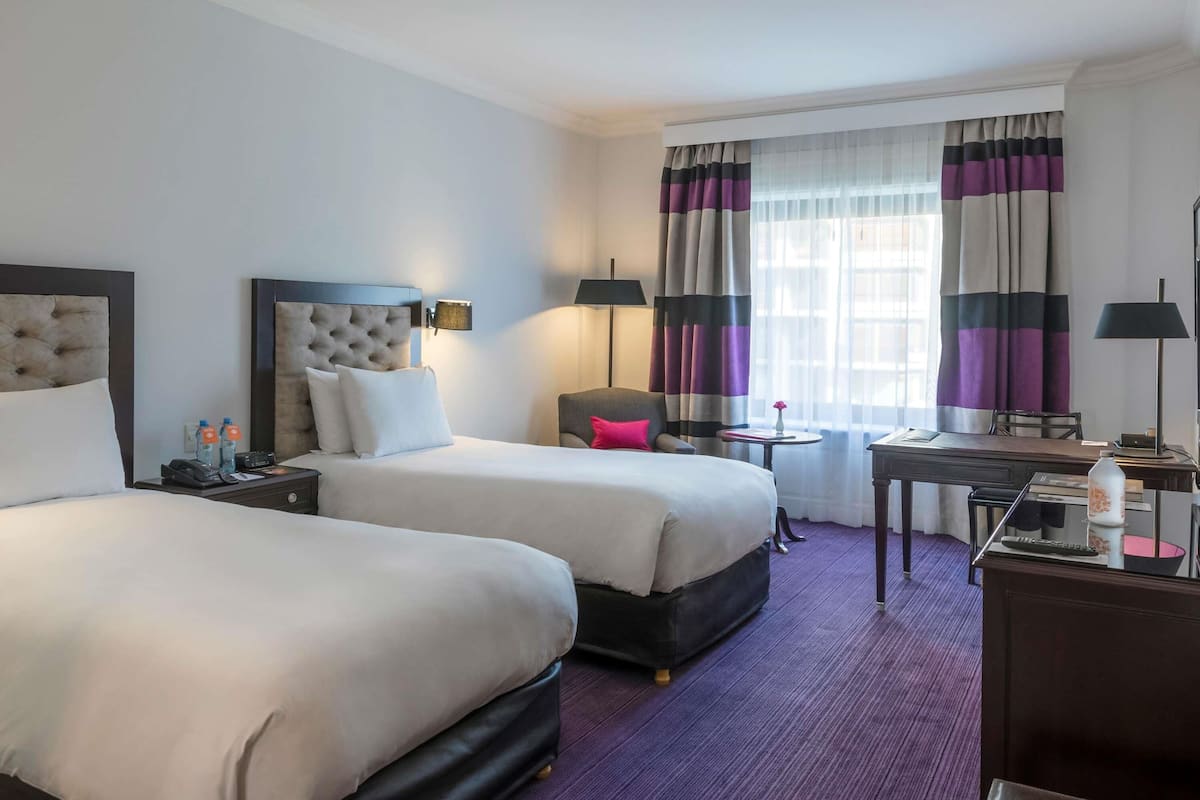 Camera Superior, 2 letti singoli, vista città | Biancheria da letto ipoallergenica, minibar, una cassaforte in camera