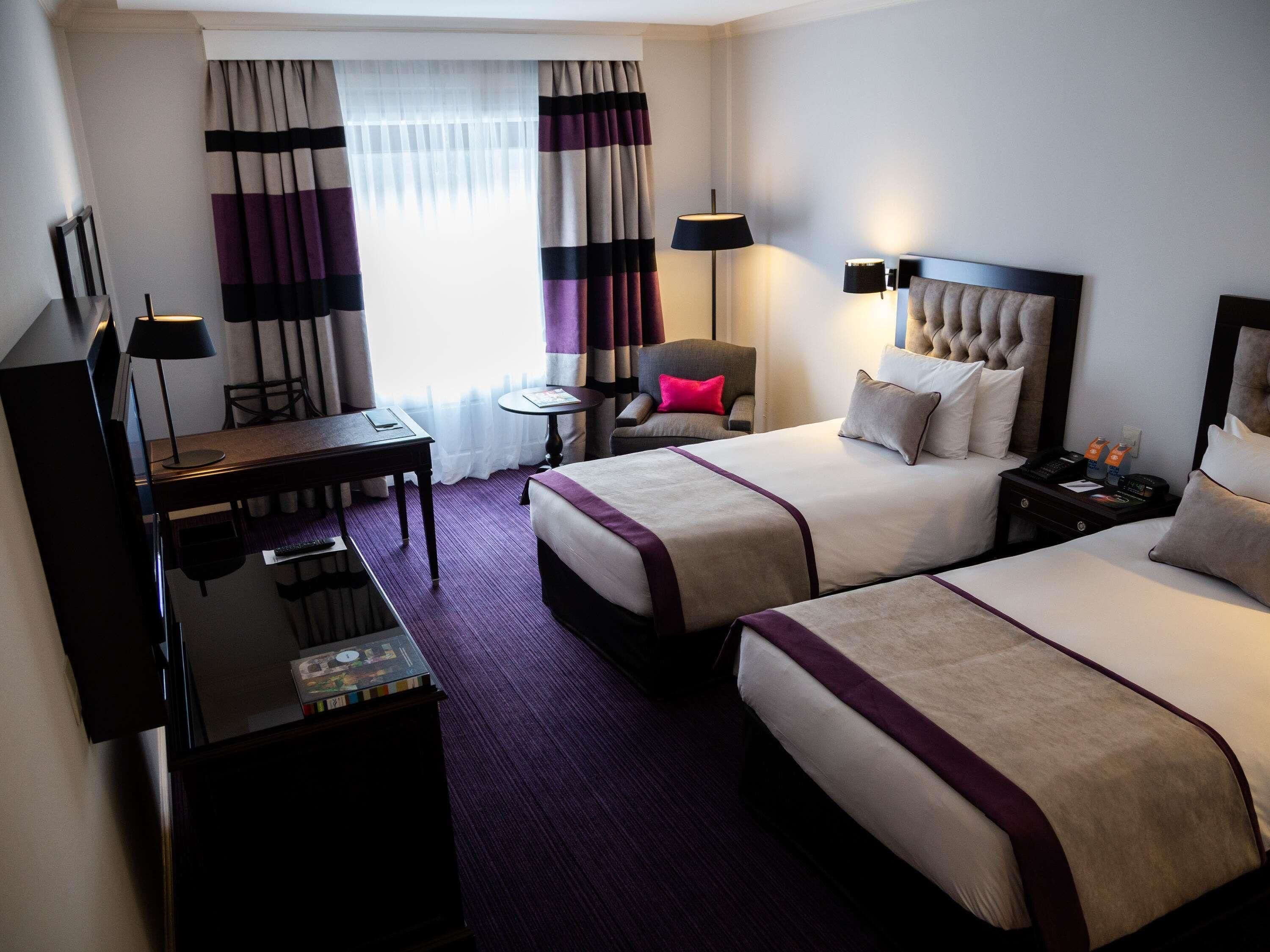 Roba de llit hipoal·lergògena, minibar i caixa forta a l'habitació 