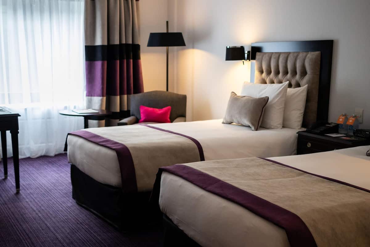 Allergivenligt sengetøj, minibar, pengeskab på værelset, skrivebord