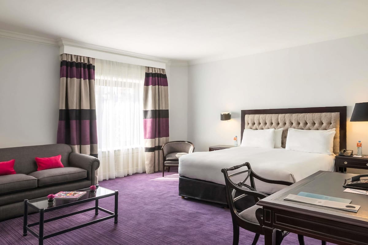 Junior-suite - 1 queensize-seng - byudsigt | Allergivenligt sengetøj, minibar, pengeskab på værelset, skrivebord
