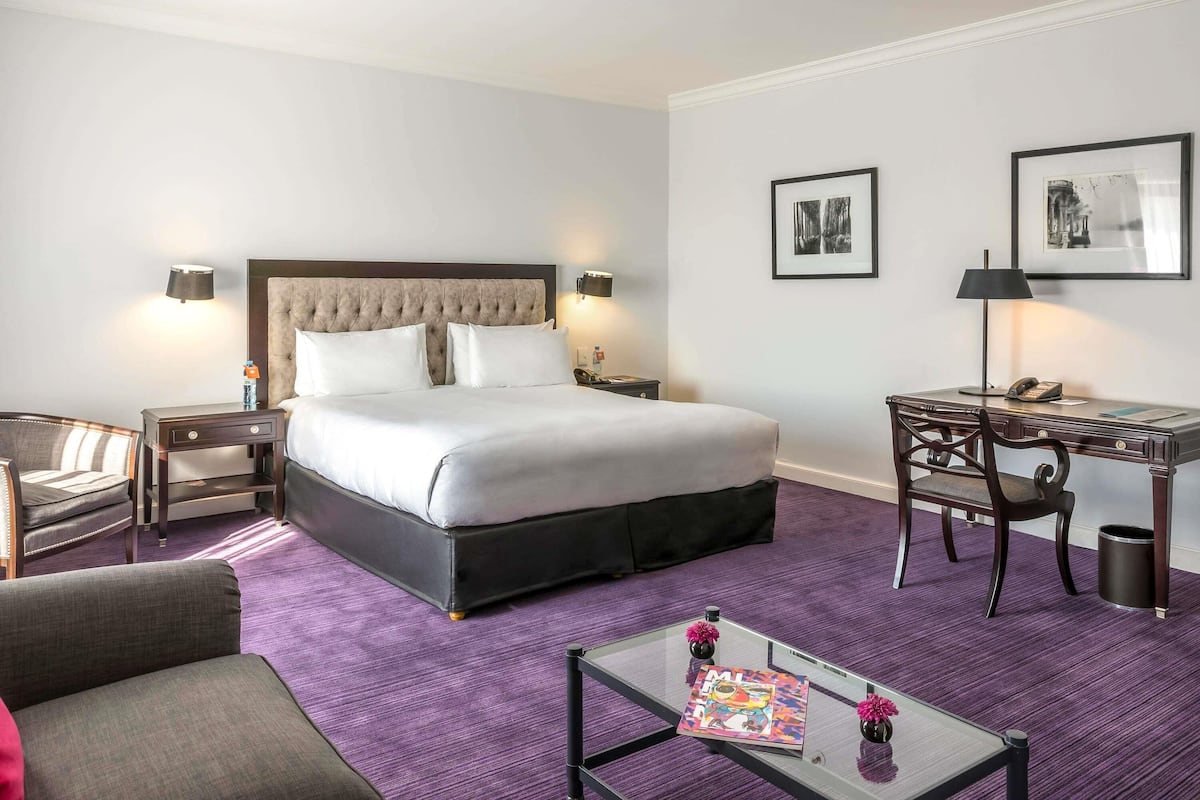 Junior Suite, 1 Queen Bed, City View | Hypo-allergenic bedding, minibar, in-room safe, desk