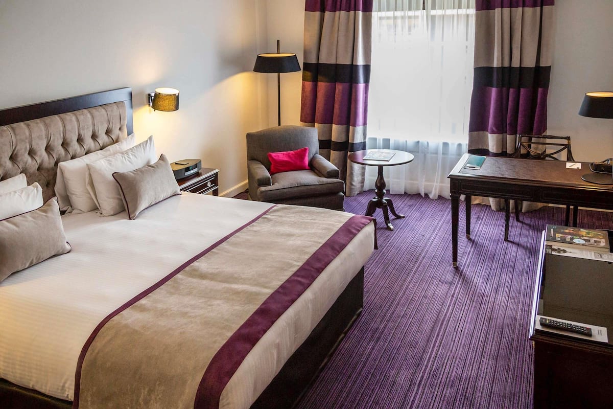 Allergivenligt sengetøj, minibar, pengeskab på værelset, skrivebord