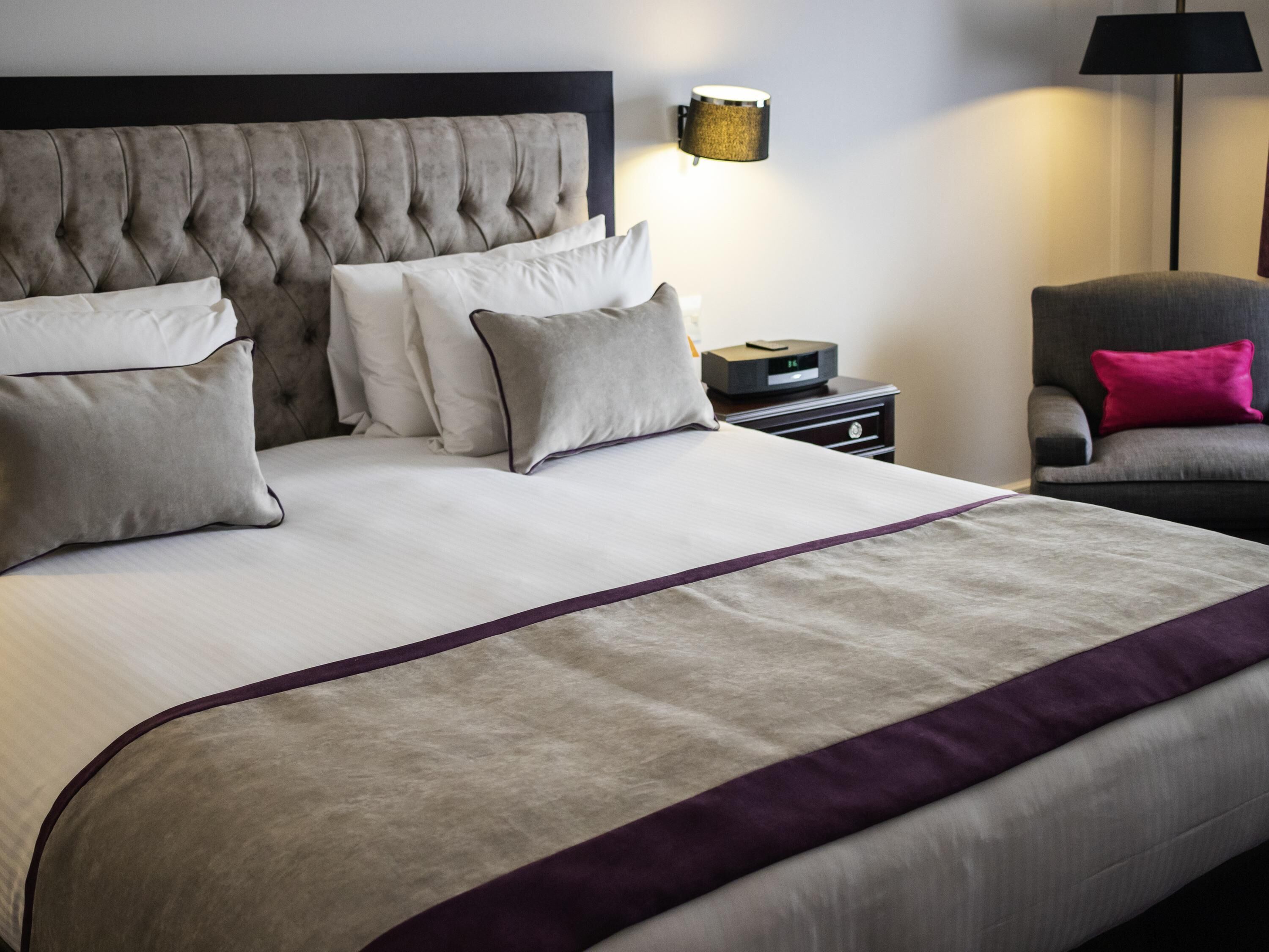 Habitació superior, diversos llits | Roba de llit hipoal·lergògena, minibar i caixa forta a l'habitació 