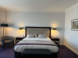 Allergitestade sängkläder, minibar och värdeförvaringsskåp på rummet