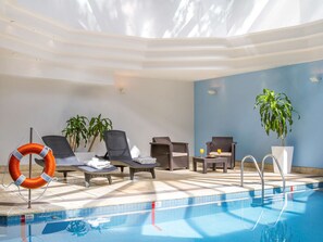 Una piscina techada, guardavidas en la propiedad