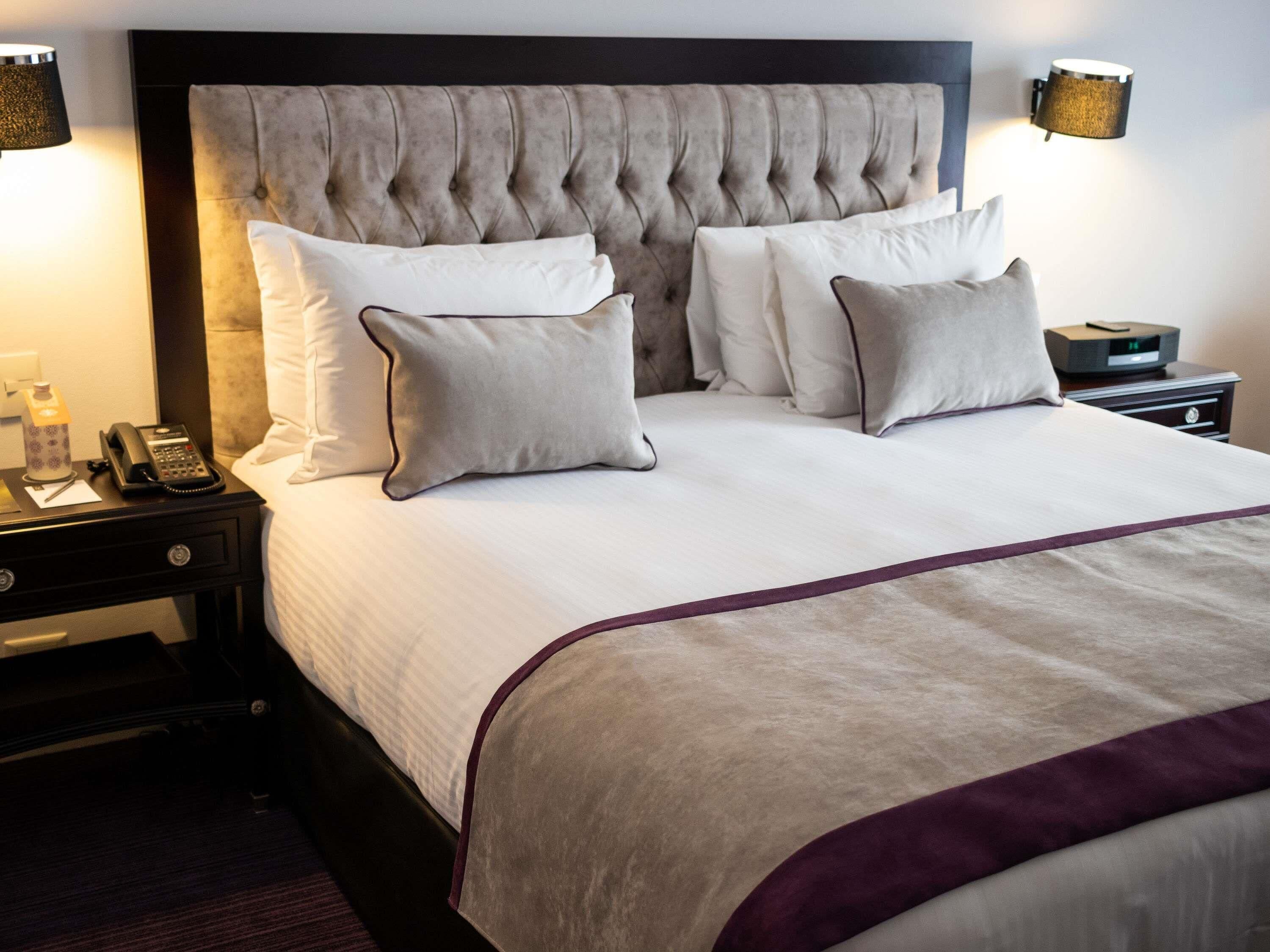 Roba de llit hipoal·lergògena, minibar i caixa forta a l'habitació 