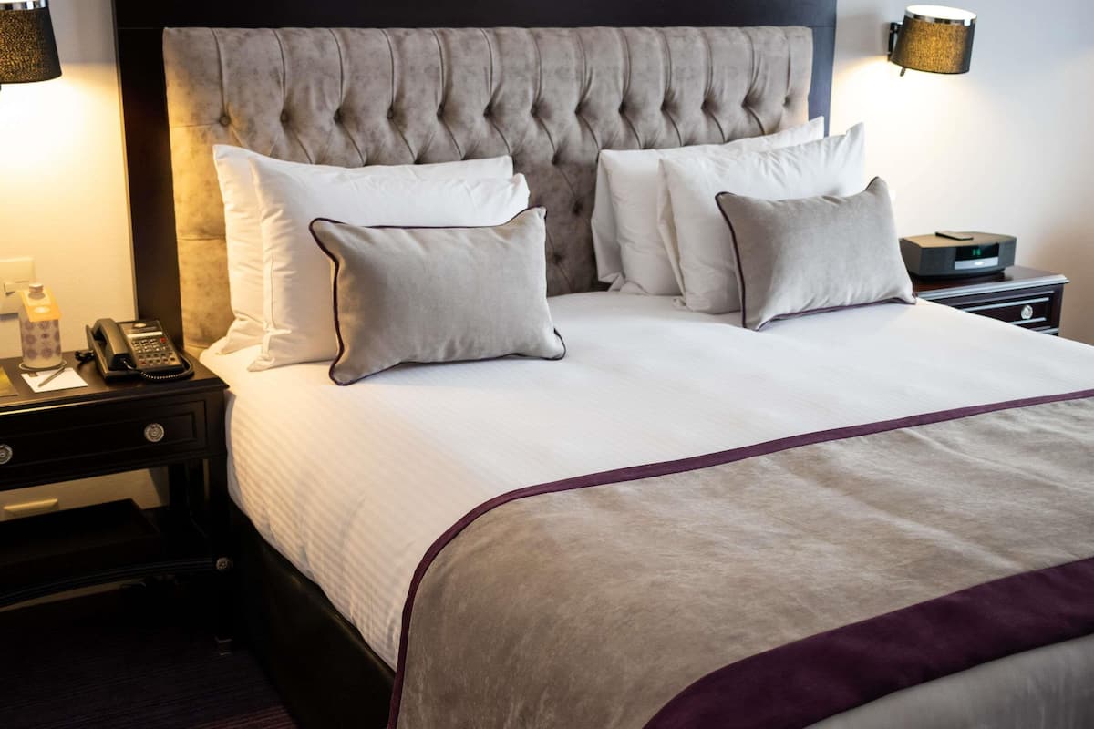 Roupas de cama antialérgicas, frigobar, cofres nos quartos, escrivaninha