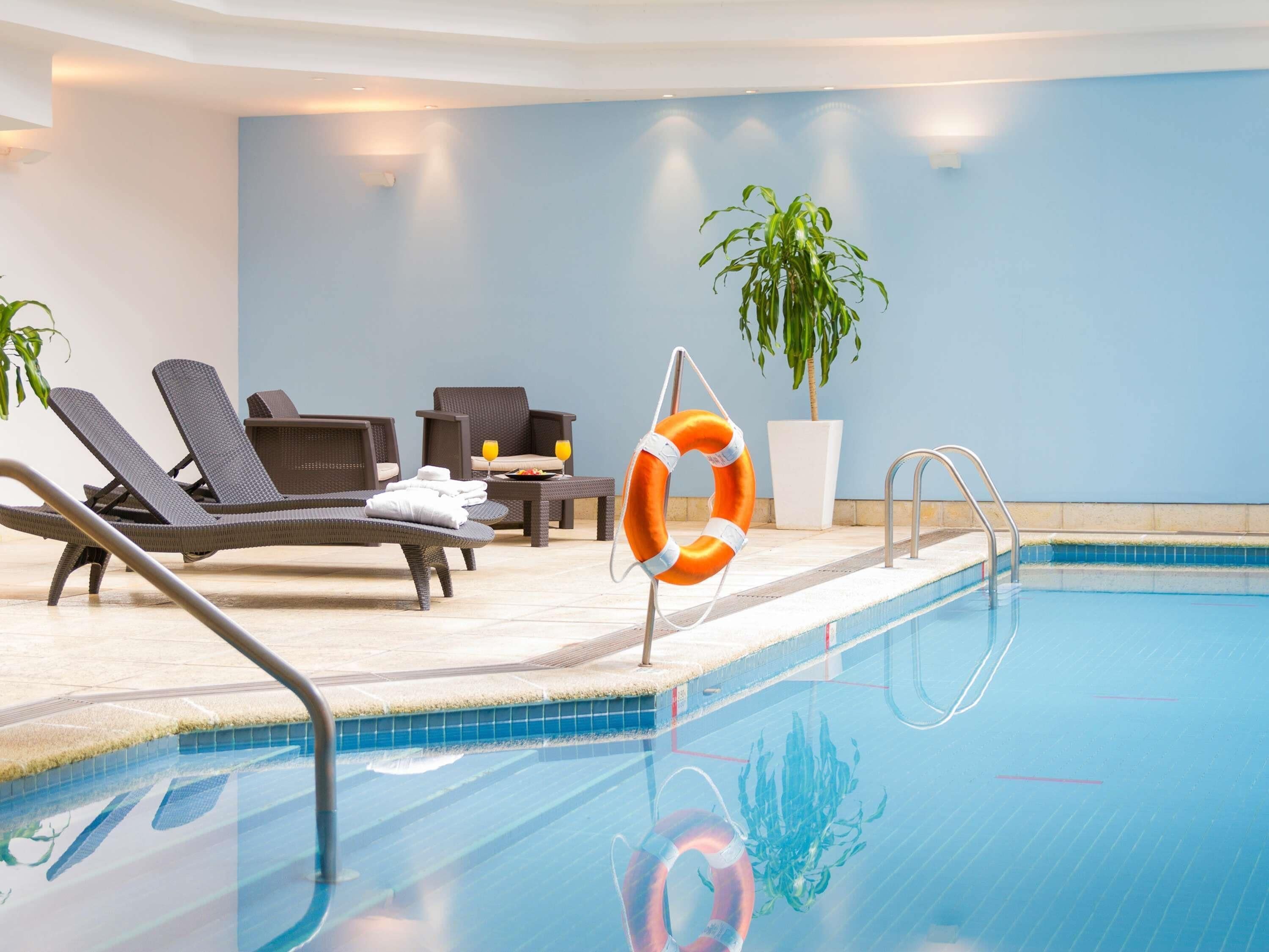 Alberca techada y salvavidas en la propiedad 