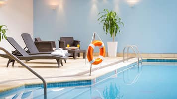Una piscina cubierta, socorrista en las instalaciones