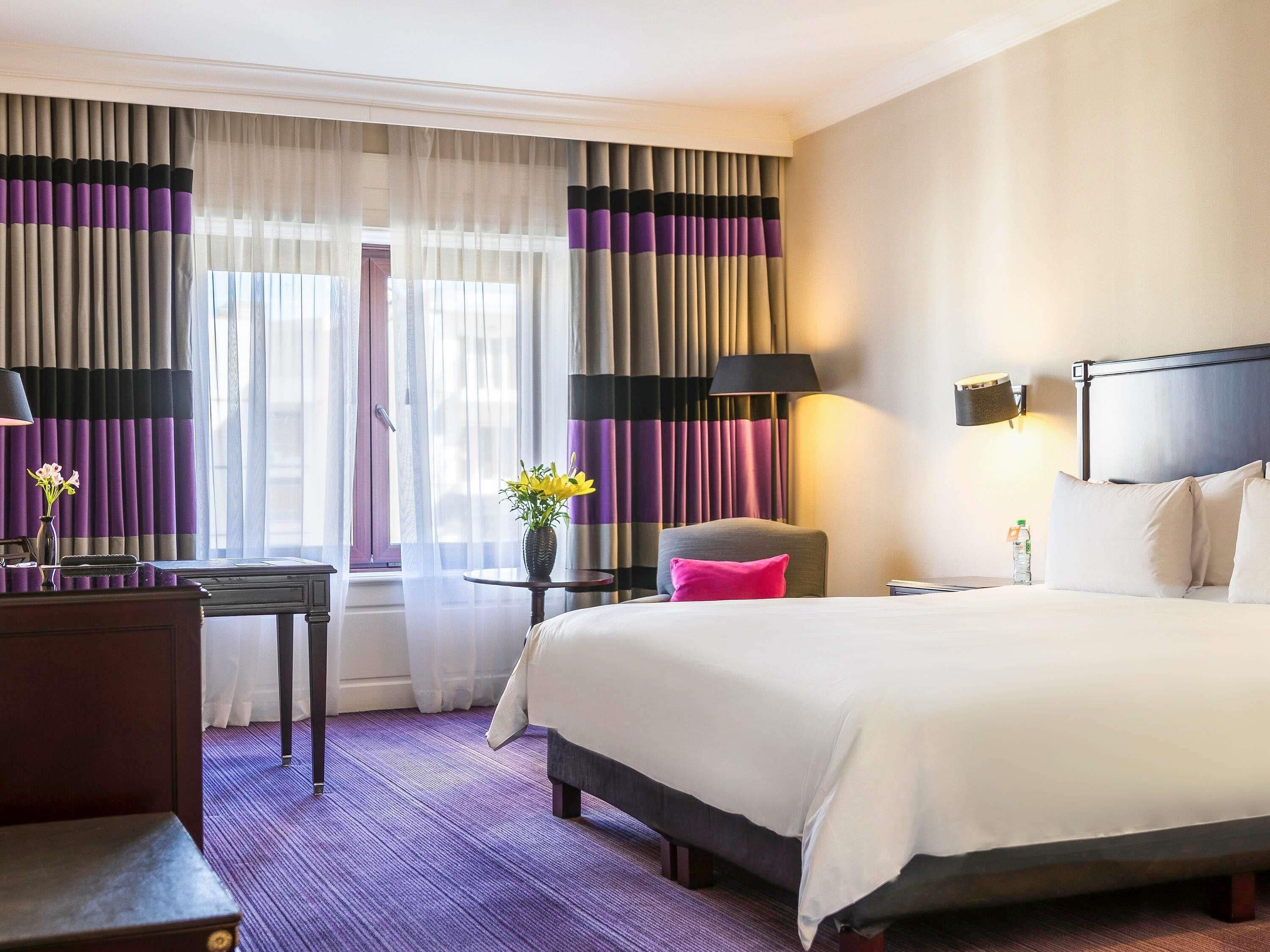 Deluxe Room, 1 Queen Bed | Hypo-allergenic bedding, minibar, in-room safe, desk