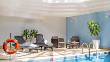Una piscina cubierta, socorrista en las instalaciones
